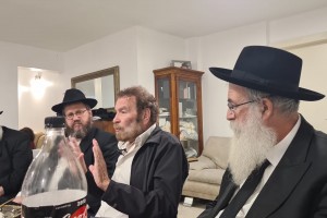 פישר הפתיע בשבע ברכות: ״אם אני שייך למשהו – זה לחב״ד״