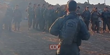 ככה מנצחים: וידאו מרגש של לוחמים לפני כניסה לעזה במבצע 'מרכבות גדעון', מניחים יד על הראש אחד לשני ובאהבת ישראל אומרים 'שמע ישראל' וברכת כהנים. תיעוד של 'עזר לחייל' המלווה את חיילי צה ככה מנצחים: וידאו מרגש של לוחמים לפני כניסה לעזה במבצע 'מרכבות גדעון', מניחים יד על הראש אחד לשני ובאהבת ישראל אומרים 'שמע ישראל' וברכת כהנים. תיעוד של 'עזר לחייל' המלווה את חיילי צה