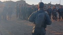 ככה מנצחים: וידאו מרגש של לוחמים לפני כניסה לעזה במבצע 'מרכבות גדעון', מניחים יד על הראש אחד לשני ובאהבת ישראל אומרים 'שמע ישראל' וברכת כהנים. תיעוד של 'עזר לחייל' המלווה את חיילי צה