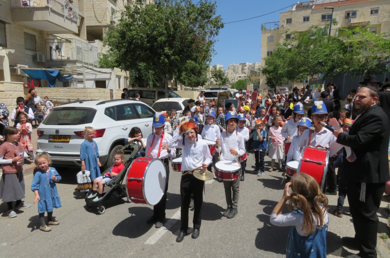 מאות בתהלוכה בשכונות גרין פארק - חפציבה במודיעין עילית