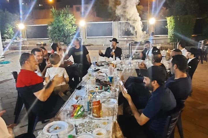מדורה והתוועדות בחצר בית הכנסת אם המושבות בפתח תקווה מדורה והתוועדות בחצר בית הכנסת אם המושבות בפתח תקווה