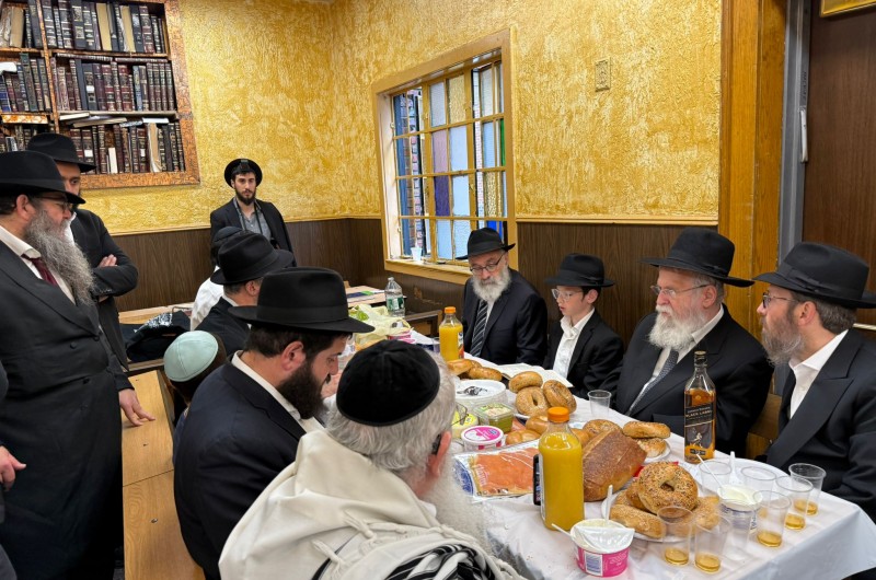 הת' ישראל אריה לייב גורארי', בן השליח באטלנטה הרב מנחם גורארי' באמירת מאמר 'איתא במדרש תילים' ב-770, לרגל הבר-מצווה, בהשתתפות הסבים: רבה של חולון הרב יוחנן גורארי' והשליח לג׳ורג׳יה הרב יוסף יצחק ניו 