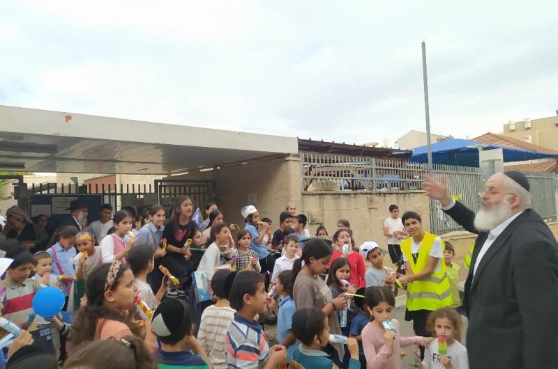 בשכונת מערב שעריים ברחובות צעדו והתפללו לחזרת החטופים בשכונת מערב שעריים ברחובות צעדו והתפללו לחזרת החטופים