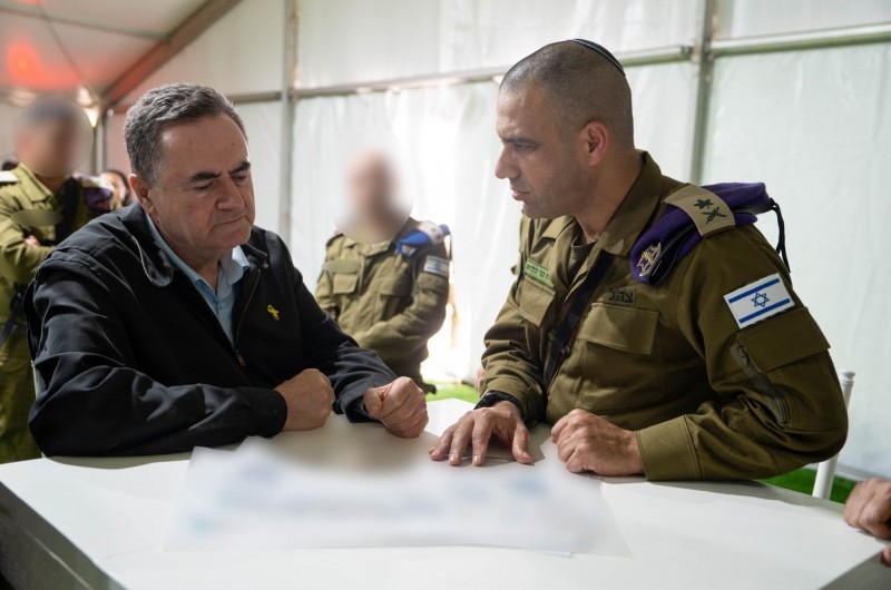 פרשיית ריגול חמורה: שני ישראלים עקבו אחרי שר הביטחון פרשיית ריגול חמורה: שני ישראלים עקבו אחרי שר הביטחון