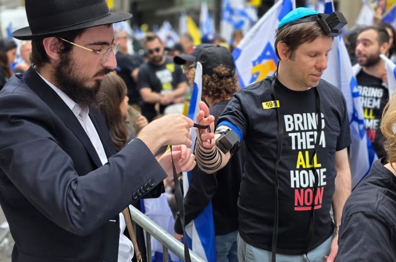 הנחת תפילין וסולידריות בצעדת ישראל בניו יורק הנחת תפילין וסולידריות בצעדת ישראל בניו יורק