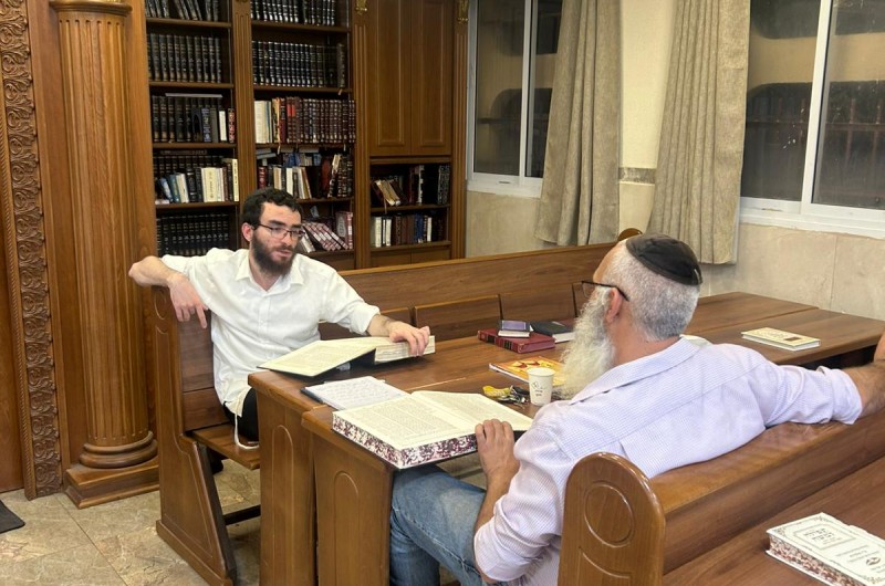 חברי המניין של השליח הרב פרץ חן מאשקלון בלימוד בחברותות עם השלוחים לישיבת חב''ד באשקלון