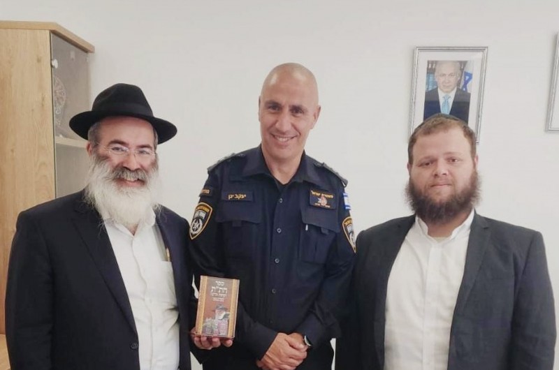 הוקרה למפקד תחנת משטרת לוד החדש על הסיוע בל הוקרה למפקד תחנת משטרת לוד החדש על הסיוע בל