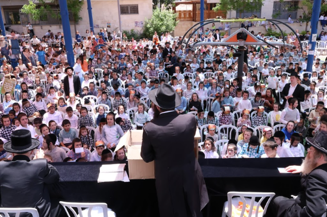 בני ברק: המוני ילדי העיר מכל החוגים בתהלוכה המרכזית בני ברק: המוני ילדי העיר מכל החוגים בתהלוכה המרכזית