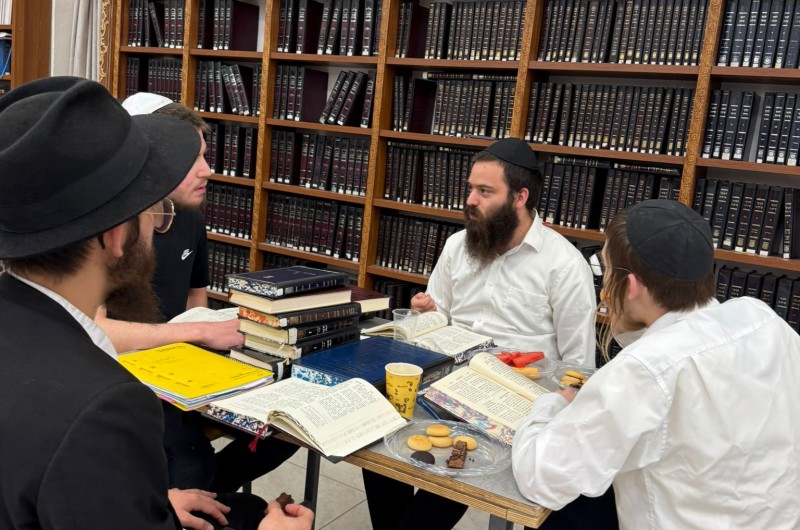 לומדים, מתחזקים ומתכוננים לשבועות: סדר ליל שישי בישיבת מגדל העמק לחוזרים בתשובה, בראשות ראש הישיבה - הרב עקיבא גולדשמיד לומדים, מתחזקים ומתכוננים לשבועות: סדר ליל שישי בישיבת מגדל העמק לחוזרים בתשובה, בראשות ראש הישיבה - הרב עקיבא גולדשמיד