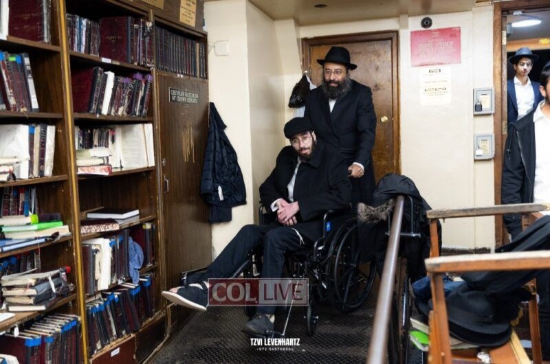 רגעים מרגשים ומשמחים: התמים שמוליק עמאר שיחי', נכנס ל-770 לאחר 100 ימים שהיה מאושפז, לקראת התוועדות וסעודת ההודיה שערך ב'בית חיינו' (צילום: צבי לבנהרץ) רגעים מרגשים ומשמחים: התמים שמוליק עמאר שיחי', נכנס ל-770 לאחר 100 ימים שהיה מאושפז, לקראת התוועדות וסעודת ההודיה שערך ב'בית חיינו' (צילום: צבי לבנהרץ)