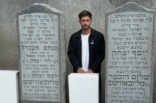 שורד השבי עומר שם טוב הגיע מלווה בהוריו מלכי ושלי, לשאת תפילה בציון הקדוש של הרבי. הוא התפלל על יתר החטופים שבשבי והודה על הניסים. צילום: קבוצת מדברים תקשורת שורד השבי עומר שם טוב הגיע מלווה בהוריו מלכי ושלי, לשאת תפילה בציון הקדוש של הרבי. הוא התפלל על יתר החטופים שבשבי והודה על הניסים. צילום: קבוצת מדברים תקשורת