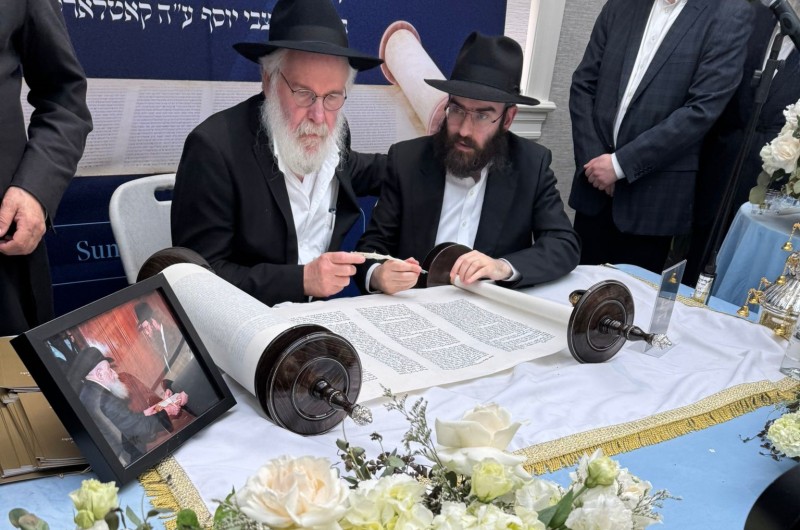 שלוחים, ידידים ובני המשפחה כתבו אות בספר התורה שהוכנס לזכרו של הרב משה קוטלרסקי ז