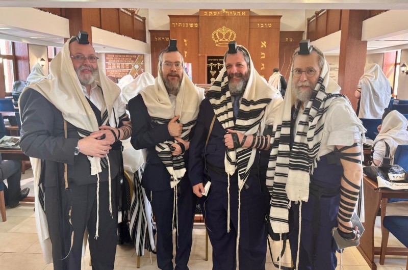ממשיכים בחגיגות ובשמחות בסיביר: הרב שניאור זקלס מנובוסיבירסק, הרב בנימין ווגנר מקרסנויארסק, הרב לוי קמינצקי מטומסק והרב אהרון ווגנר מאירקוצק - בתפילת שחרית הבוקר 