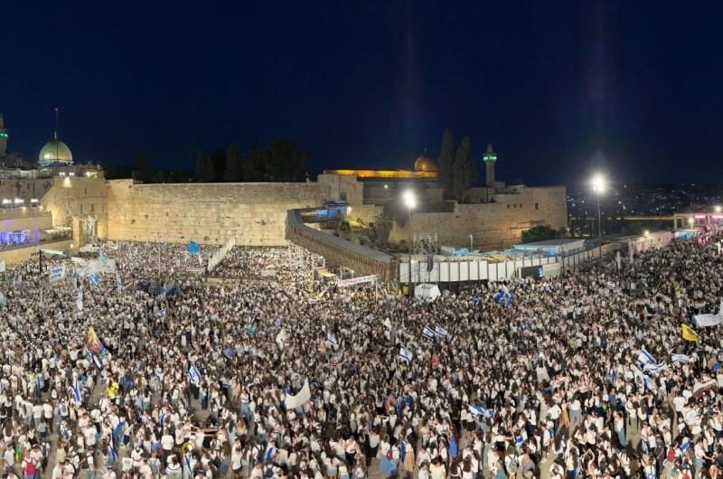 58 שנה לשחרורה של ירושלים: רבבות הגיעו לשאת תפילה ברחבת הכותל המערבי (צילום: הקרן למורשת הכותל המערבי) 58 שנה לשחרורה של ירושלים: רבבות הגיעו לשאת תפילה ברחבת הכותל המערבי (צילום: הקרן למורשת הכותל המערבי)