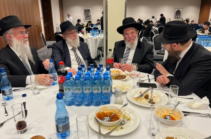 וועידת מרכז רבני אירופה בקרקוב: הרב הראשי לישראל הרב קלמן בר, בשיחה עם הרב אריה גולדברג מנכ״ל מרכז רבני אירופה, הרב יהודה טייכטל שליח הרבי בברלין והרב שלמה ביסטריצקי, שליח הרבי בהמבורג