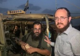 קידוש השם ונחת לרבי: השליח הרב איציק ניימרק מחברון לפני כניסה לחאן יונס עם אוגדות 98 ו -36 במבצע חת קידוש השם ונחת לרבי: השליח הרב איציק ניימרק מחברון לפני כניסה לחאן יונס עם אוגדות 98 ו -36 במבצע חת