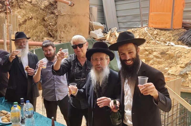 היסטוריה בנוף הגליל: יציקת היסודות למקווה במאליבו היסטוריה בנוף הגליל: יציקת היסודות למקווה במאליבו