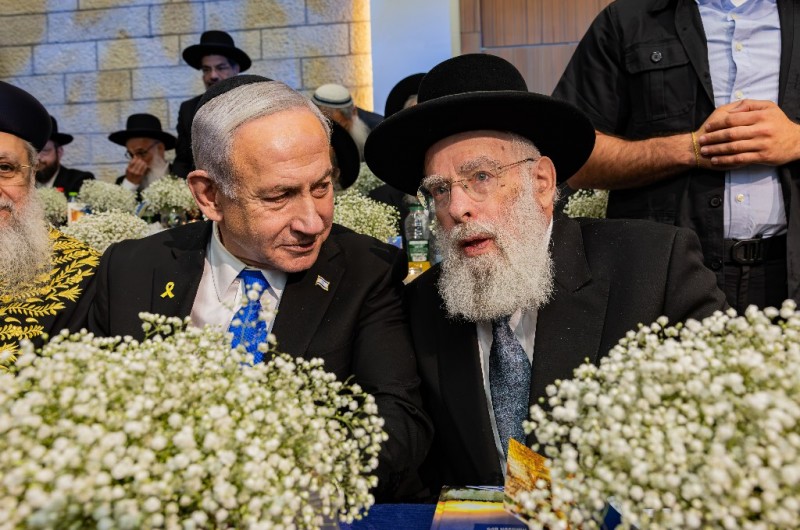 המפגש של נתניהו והרבי סופר בעצרת בישיבת 'מרכז הרב' המפגש של נתניהו והרבי סופר בעצרת בישיבת 'מרכז הרב'