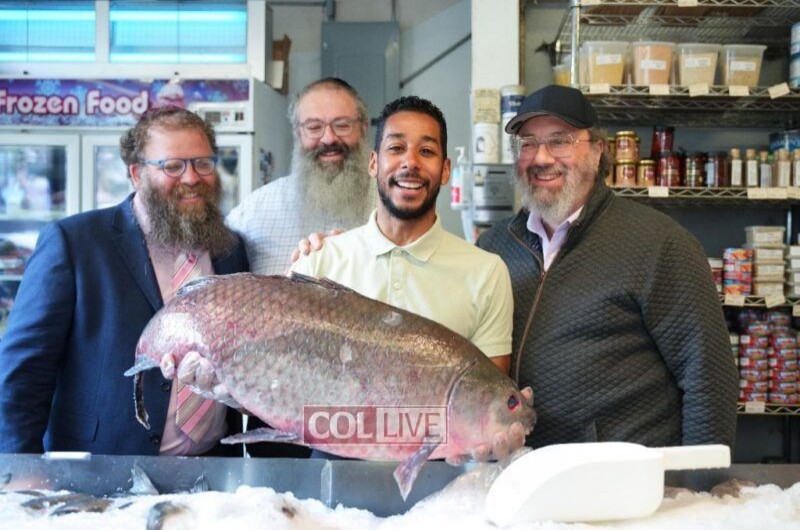 לקראת חג השבועות: נשיא רובע ברוקלין - אנטוניו ריינוסו, ביקר בחנות הדגים המפורסמת של משפחת רסקין ברחוב קינגסטון בקראון הייטס וטעם מהערינג המיוחד של המותג החב לקראת חג השבועות: נשיא רובע ברוקלין - אנטוניו ריינוסו, ביקר בחנות הדגים המפורסמת של משפחת רסקין ברחוב קינגסטון בקראון הייטס וטעם מהערינג המיוחד של המותג החב