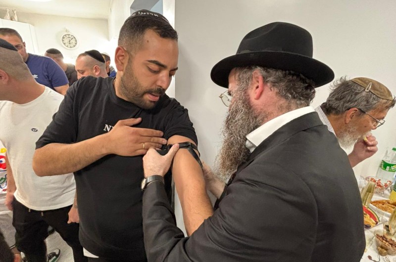 קבלת התורה לקראת חג מתן תורה: רגע לפני מעמד הכנסת ספר התורה החדש לבית חב קבלת התורה לקראת חג מתן תורה: רגע לפני מעמד הכנסת ספר התורה החדש לבית חב
