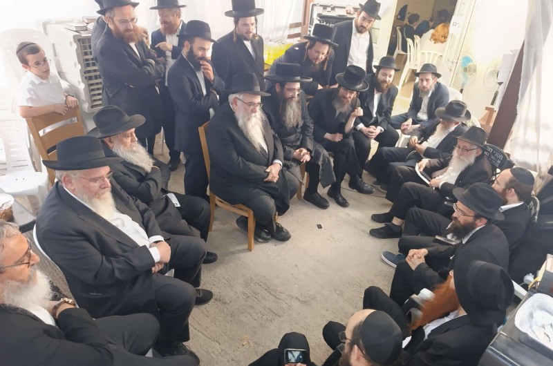 זרם המנחמים ממשיך להגיע אל בית משפחת קרמר בטבריה, שם יושבים 'שבעה' אחר פטירת השליח הראשי של הרבי לעיר - הרב יוסף קרמר ז