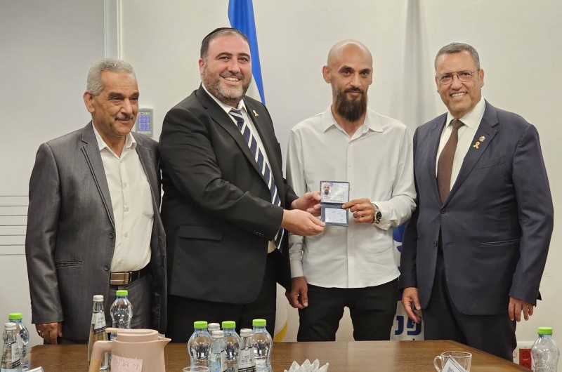 שר הפנים משה ארבל העניק הבוקר תעודת זהות לעימאד חירבאווי, פועל מהר הזיתים, שנכנס לבניין 'אור חיה' בעת השריפה שאירעה במבנה בחודש כסלו האחרון וחילץ נערות חב