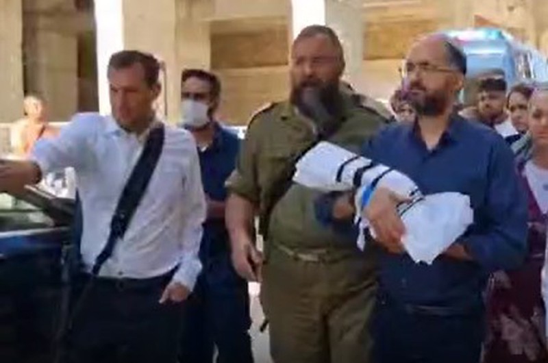 קורע לב: הלוויית הקדוש התינוק רביד חיים גז הי קורע לב: הלוויית הקדוש התינוק רביד חיים גז הי