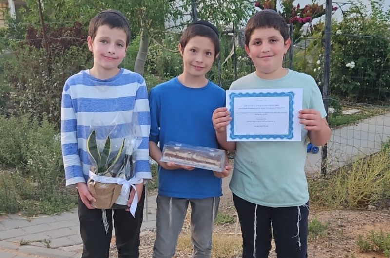 'עזר לחייל' חילקו ערכות למשפ' חב 'עזר לחייל' חילקו ערכות למשפ' חב