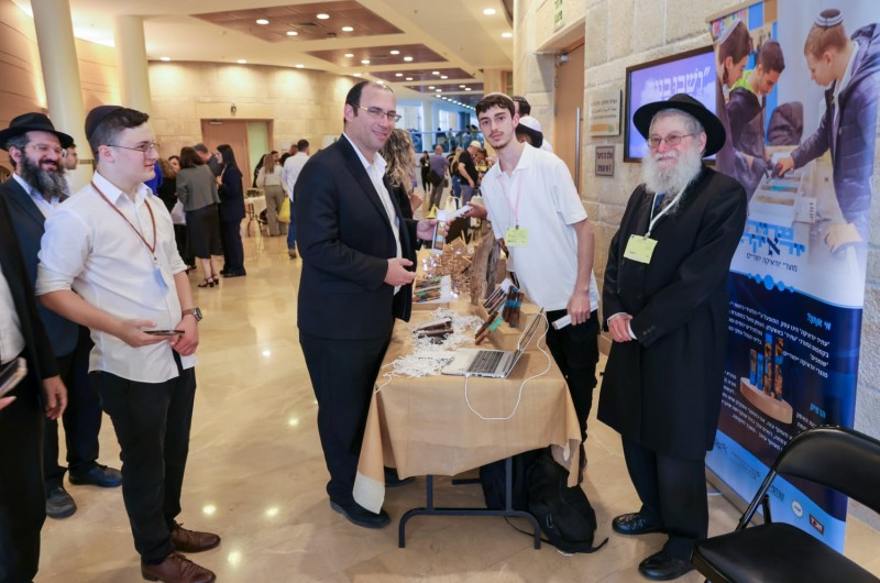 מרגש: מזוזה מישיבת חב