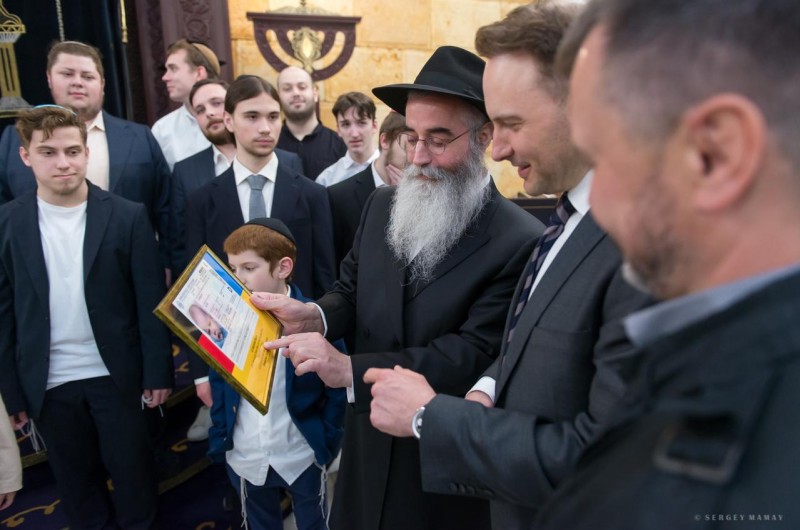 המחווה המרגשת של הילדים היתומים למשלחת מגרמניה המחווה המרגשת של הילדים היתומים למשלחת מגרמניה