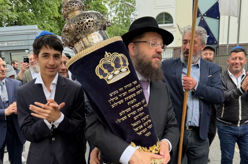 ערב חג השבועות: ספר תורה הוכנס לבית כנסת חב ערב חג השבועות: ספר תורה הוכנס לבית כנסת חב