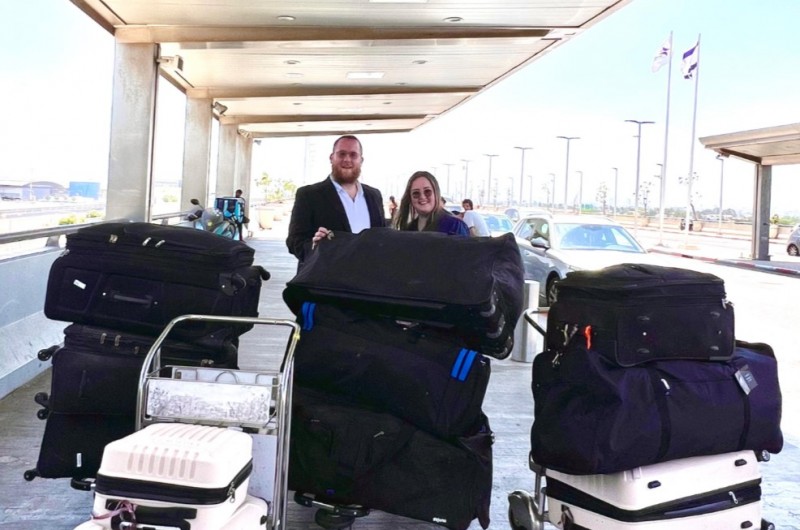  דרך צלחה: השלוחים הטריים הרב מנדי ורעייתו אסתי ליפסקר, יוצאים הבוקר לשליחות בלאצ'י קפריסין. בהצלחה מופלגה בשליחות הרבי!