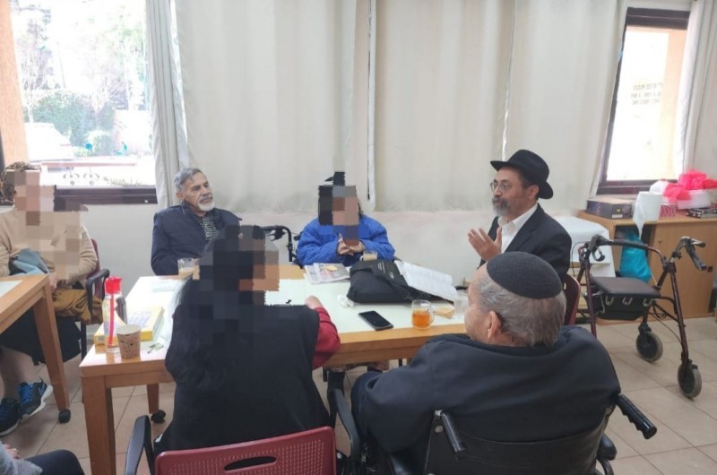 ממשיכים את שבועות כל השנה: 350 שיעורים לקשישים בארץ ממשיכים את שבועות כל השנה: 350 שיעורים לקשישים בארץ