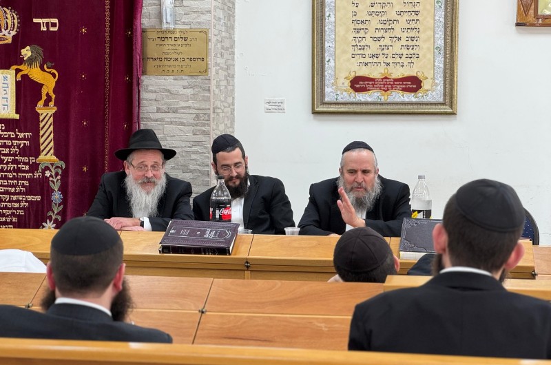 שלושת חברי בי שלושת חברי בי