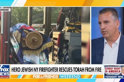 קידוש השם מול מיליוני צופים: הכבאי היהודי מייקל פארקה התראיין בערוץ 'פוקס-ניוז' האמריקאי ושיתף על החילוץ האמיץ של ספר התורה מתוך בית הכנסת הבוער של חב