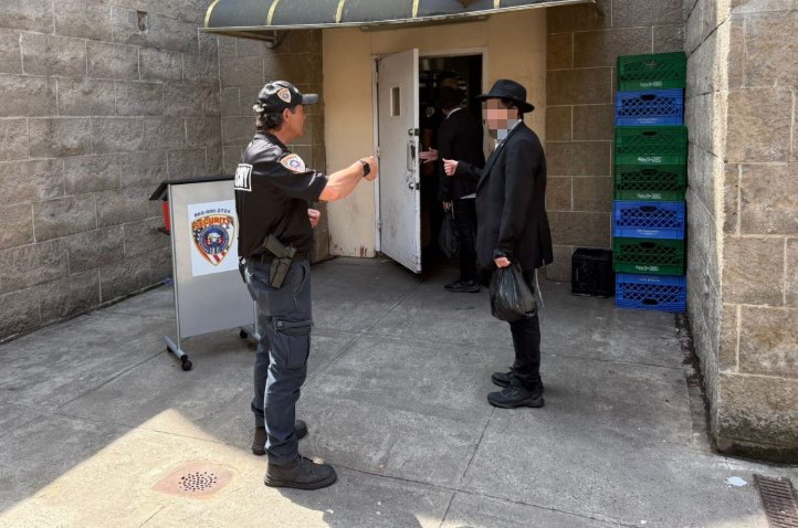 טביעת אצבע: כניסה לחדר האוכל רק ללומדים בישיבה ב-770 טביעת אצבע: כניסה לחדר האוכל רק ללומדים בישיבה ב-770