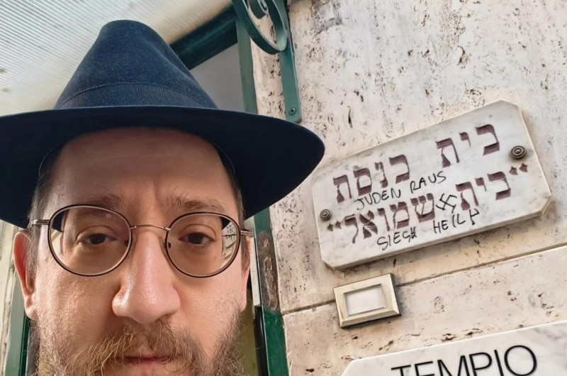 השליח הגיע לבית הכנסת - וגילה כתובות נאצה מחרידות בשלט השליח הגיע לבית הכנסת - וגילה כתובות נאצה מחרידות בשלט