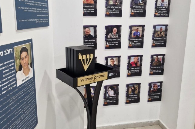 מנדי ריזל בטוויטר: בצל סערת התפילין בתיכונים - יש מקומות שבהם לא מתביישים ביהדות: הבוקר הוצב דוכן תפילין של בית חב