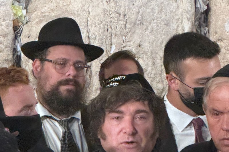 הערב בכותל: השליח מארגנטינה הרב חיים אוירכמן יחד עם נשיא ארגנטינה וידיד חב״ד מר מיליי הערב בכותל: השליח מארגנטינה הרב חיים אוירכמן יחד עם נשיא ארגנטינה וידיד חב״ד מר מיליי