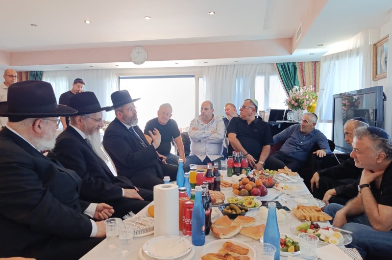 בניחום אבלים לבית משפחת מירלשוילי על פטירת אמם מרת רות ע''ה, נצפו השליח הראשי לתל-אביב ורב מרכז העיר הרב יוסף גערליצקי, הרב הראשי למדינת רוסיה השליח הרב בערל לאזאר והרב הראשי לשעבר הרב דוד לאו