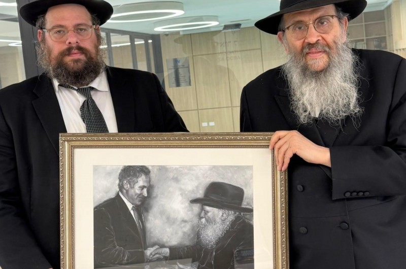 שליח הרבי בארגנטינה - הרב צבי גרינבלאט וחתנו השליח הרב חיים ברוך אוירכמן, עם הציור המיוחד של הרבי ורה שליח הרבי בארגנטינה - הרב צבי גרינבלאט וחתנו השליח הרב חיים ברוך אוירכמן, עם הציור המיוחד של הרבי ורה