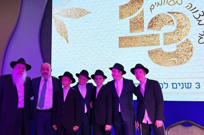 שר הרווחה מרגי לצד השליח הרב שלמה וילהלם בחגיגת בר המצווה ליתומים מבית היתומים בז’יטומיר שבאוקראינה, שעלו לישראל בעקבות המלחמה: שר הרווחה מרגי לצד השליח הרב שלמה וילהלם בחגיגת בר המצווה ליתומים מבית היתומים בז’יטומיר שבאוקראינה, שעלו לישראל בעקבות המלחמה: