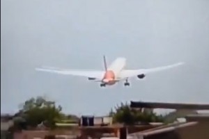 אסון תעופה בהודו: מטוס דרימליינר התרסק עם 242 נוסעים