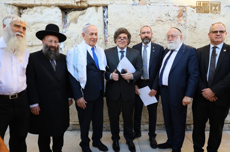 הרב סימון ג'ייקובסון משכונת קראון הייטס לצד נשיא ארגנטינה חאבייר מיליי, בביקורו היום בכותל המערבי עם סיום שהותו בישראל. בין השניים שורר קשר קרוב | צילום: הקרן למורשת הכותל המערבי
