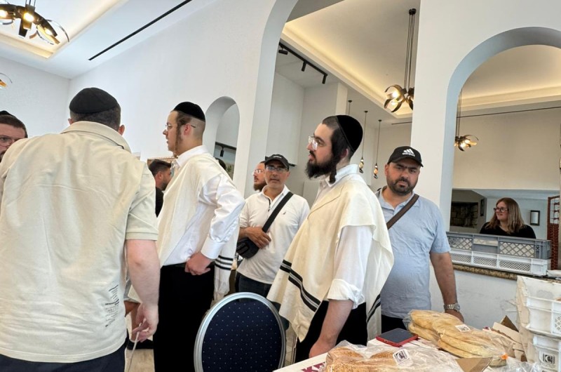 השלוחים הרב איציק אייזנבך מבית חב״ד פאפוס והרב מנדי ליפסקר בהכנות לקלוט מעל 2000 יהודים שנחתו ברגע האחרון לשבת.  מחסני המזון התרוקנו, צוותים נוספים גויסו, והשלוחים עושים כל שביכולתם כדי לארח את האלפים