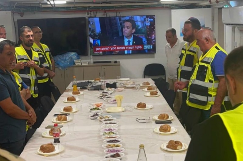 סגן דובר עיריית לוד מנדי זילברשטרום, שהה בשבת עם מנהלי מכלול החירום של העירייה בחמ סגן דובר עיריית לוד מנדי זילברשטרום, שהה בשבת עם מנהלי מכלול החירום של העירייה בחמ