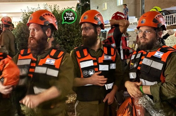 באחד מאתרי הפגיעה הישירה במרכז הארץ תועדו השלוחים המשרתים באיסוף נתוני חללים בפיקוד העורף מסייעים בחילוץ וזיהוי - הרב שוקי סלפושניק מגבעתיים, הרב איציק ריבקין מנס ציונה והרב הירשי אלפרוביץ מקרית אונו באחד מאתרי הפגיעה הישירה במרכז הארץ תועדו השלוחים המשרתים באיסוף נתוני חללים בפיקוד העורף מסייעים בחילוץ וזיהוי - הרב שוקי סלפושניק מגבעתיים, הרב איציק ריבקין מנס ציונה והרב הירשי אלפרוביץ מקרית אונו
