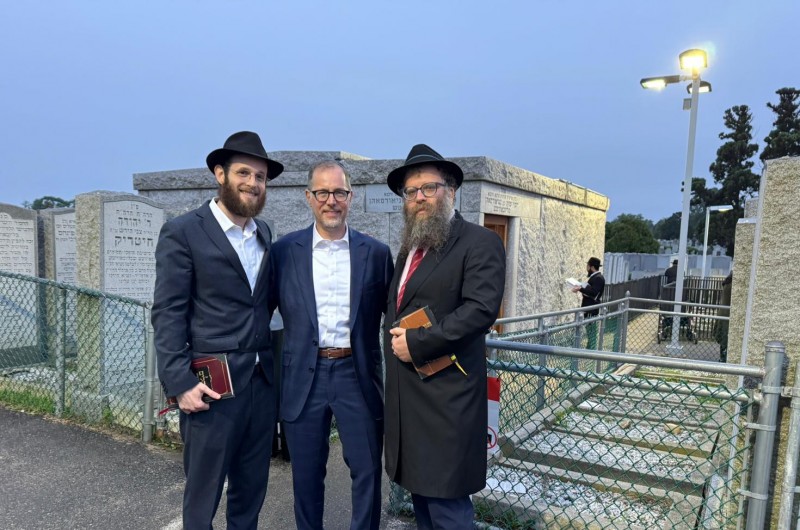 נשיא רובע מנהטן מארק לוין, המועמד לתפקיד מבקר מחוז ניו יורק, הגיע לתפילה באוהל הקדוש, מלווה בשליח הרב בערל גורביץ' מווסט וילג', והעסקן החב נשיא רובע מנהטן מארק לוין, המועמד לתפקיד מבקר מחוז ניו יורק, הגיע לתפילה באוהל הקדוש, מלווה בשליח הרב בערל גורביץ' מווסט וילג', והעסקן החב