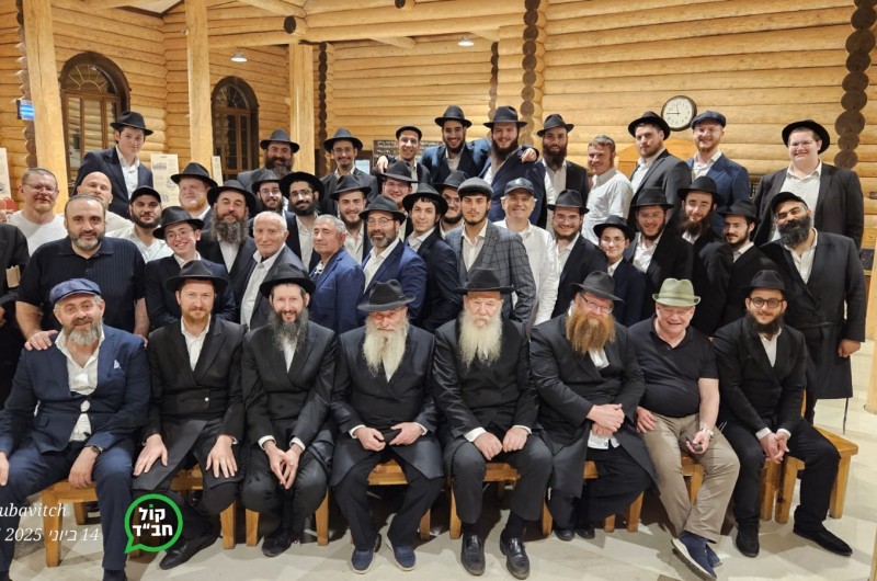 שלוחים, חסידים ומקורבים בעיירה ליובאוויטש שברוסיה, במוצאי שבת פרשת בהעלותך, שעברה באופן נעלה ומרומם בשילוב שבע ברכות שלוחים, חסידים ומקורבים בעיירה ליובאוויטש שברוסיה, במוצאי שבת פרשת בהעלותך, שעברה באופן נעלה ומרומם בשילוב שבע ברכות