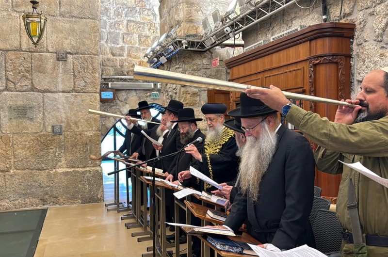 בכותל המערבי: עצרת תפילה למען הצלחת מלחמת 'עם כלביא' בכותל המערבי: עצרת תפילה למען הצלחת מלחמת 'עם כלביא'